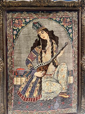 שטיח פרסי עבודת יד תמונת נערה מנגנת מידה: 70X100 ס"מ
( השטיח ישלח לבית הקונה ללא עלות משלוח )