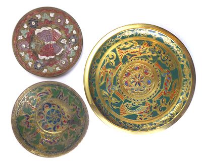 לוט 3 קערות / צלחות מנחושת פליז ואמאייל מעוטרות וצבועות ביד הקערה הגדולה מהשלושה קוטרה 24 ס"מ 