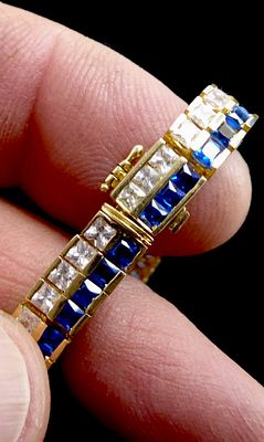 צמיד טניס זהב 14K משקל 24.2 גרם משובץ בזירקונים כחולים ולבנים חתום סגירת ביטחון אורך 20 ס"מ 