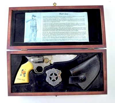 אקדח סכין להב פלדה מתקפל כולל נרתיק ותג בקופסת עץ מהודרת אורך האקדח 20 ס"מ מידות הקופסה 28X12 