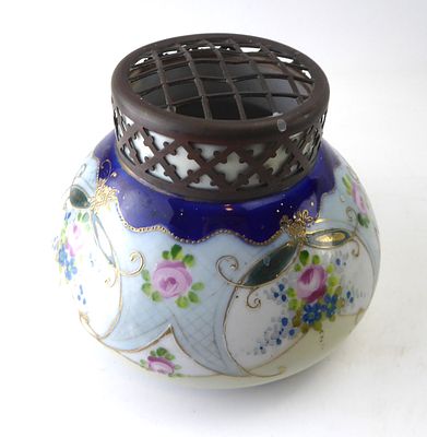 כלי פורצלן צרפתי יפיפה וינטג' מעוטר בציורי יד של פרחים ותבליטי זהב מכסה מתכת קוטר 16 ס"מ גובה 