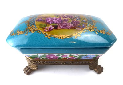 קופסת פורצלן ישנה לתכשיטים מכסה תואם גוון טורכיז מעוטרת בציורי שושנים ופרחי עלי זהב בחלק התחתון 