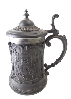 ספל בירה גרמני עתיק מפיוטר מאסיבי עיטורי תבליט בכל היקפו גובה 20 ס"מ רוחב 14 ס"מ בסיס 11 ס"מ 