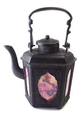 קנקן תה אסייתי עתיק מברונזה מאסיבי מעוטר ב 6 לוחות זכוכית צבעוניים עיטורי תבליט עדינים גובה 23 