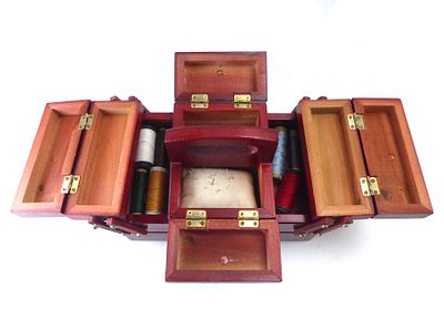 תיבת כלי תפירה מעץ וינטג' עיצוב מיוחד במצב סגור רוחב 21 ס"מ גובה 13 ס"מ נפתחת ל 10 מגירות 40 