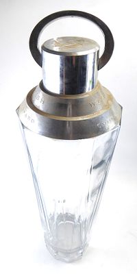 CHOPARD בקבוק בושם ענק מזכוכית ומתכת לתצוגה גובה 46 ס"מ
מצב שלם חתום