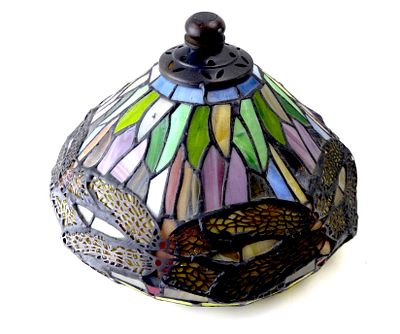 אהיל למנורת שולחן ויטראג' מזכוכית בשלל צבעים בסגנון טיפאני עבודת יד קוטר 20 ס"מ גובה 16 ס"מ במצב שלם