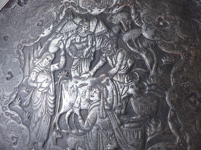 מגש נחושת פרסי עתיק וגדול קוטר 39 ס"מ מעוטר בעבודות בלט מדהימות עבה ומאסיבי מצופה בדיל מעוטר 