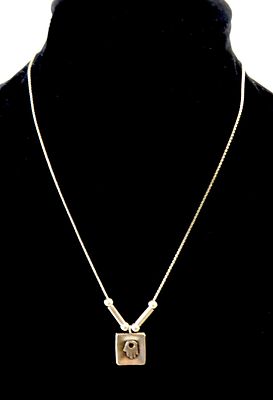 שרשרת כסף עדינה עם תליון כסף חתומים לכסף 925 מעוטר בתבליט חמסה אורך שרשרת במצב סגור 21 ס"מ משקל 