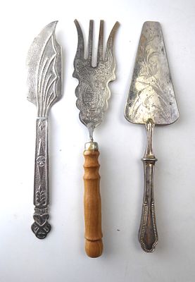 לוט 3 כלי הגשה אנגלים וינטג' סציפוי כסף איכותי מעוטרים בחריטות ותבליטים באורכים 24 ס"מ ו 26 ס"מ 