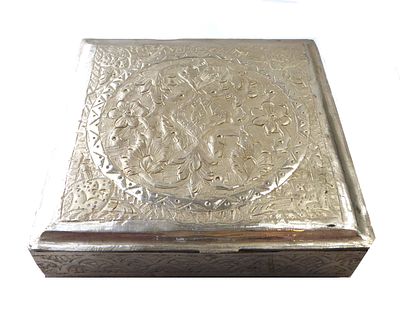 קופסת פליז מוכסף איטלקית ישנה עבודת אמן חריטות ותבליטים מידות 12.5X12.5 ס"מ גובה 4 ס"מ מצב שלם