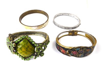 לוט 4 צמידים יפיפיים 1. מתכת מוכספת בעבודת אמייל 2. שיבוצי טבניח חן 3. פליז עם שיבוץ אם הפנינה 