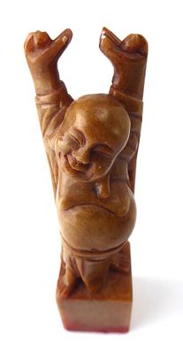 חותם סיני ישן מפוסל ביד אמן מאבן שושן עם דמות בודהה גובה 12 ס"מ