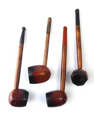 לוט 4 מקטרות עץ במצב חדש אורכים 16,15, 14 ס"מ בהתאמה 
חלקן חתומות