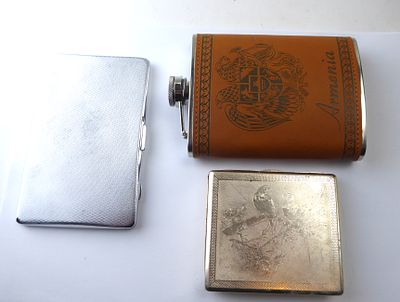 לוט 1. קקופסת סיגריות וינטג' מסוגננת בציפוי כסף מידות 12.5X8 ס"מ 2.FLASK לשתיה חריפה מצב חדש 