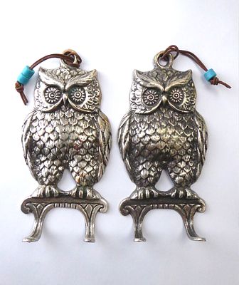 לוט זוג מתלים ישראליאנה בדמות ינשופים גובה 16 ס"מ רוחב 7.5 ס"מ מאסיביים משקל 450 גרם חתומים 