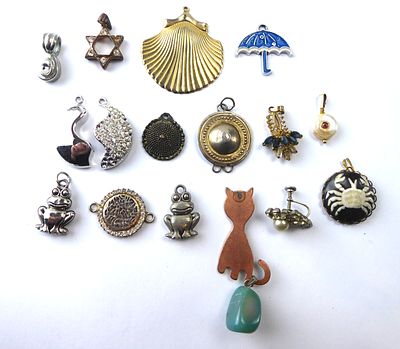 לוט גדול של כ16 תליוני וינטג' ממתכת ושיבוצים גדלים שונים