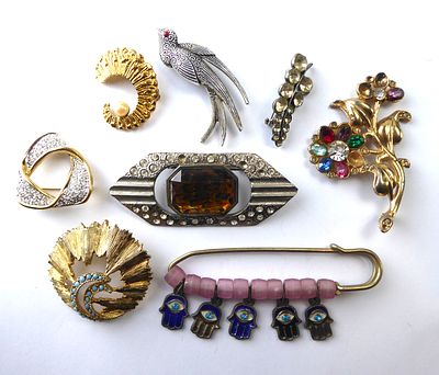 לוט 9 סיכות מרשימות וגדולות ממתכת משובצת באבני חן קוטר 4.5 ס"מ אורכים 6.5,7.5 ס"מ בהתאמה