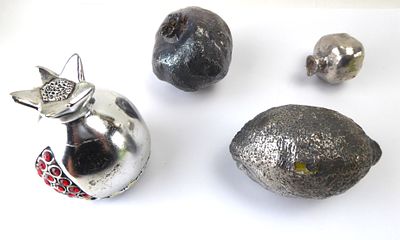 לוט קישוטי כסף אלקטרופורמינג ישראליאנה דוגמת פירות בגדלים 8X7, 11X6, 5X6, 4X3 ס"מ בהתאמה