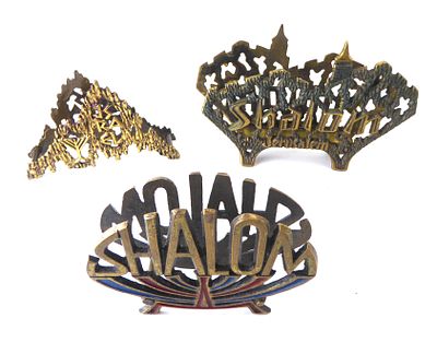 לוט 3 מחזיקי מפיות מפליז ישראליאנה שנות ה 60 - 70
עיטורי תבליט ואמייל הגדול מביניהם רוחב 15 ס"מ 