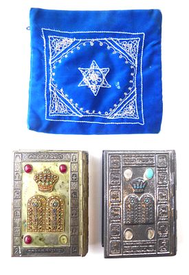 לוט ספרי קודש 1. סידור תפילת ישרים כמנהג הספרדים כריכת מתכת מפוארת מידות 13X9 ס"מ 2. סידור 