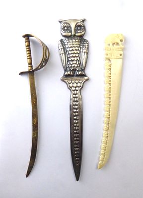 לוט פגיונות 1. חומר טבעי איכותי מעוטר בפבלי פילים אורך 18 ס"מ 2. פגיון פליז אורך 19 ס"מ 3. 