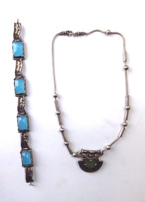 לוט תכשיטי כסף 1. צמיד כסף רוחב 16.5 ס"מ חתום צ2. שרשרת כסף ותליון כסף אורך 22 ס"מ חתומה משקל 