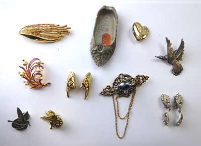 לוט סיכות וינטג' ונעל מתכת ישראליאנה המשמשת כמאפרה עם תו קניה ותבליטים מידות 9X3.5 ס"מ