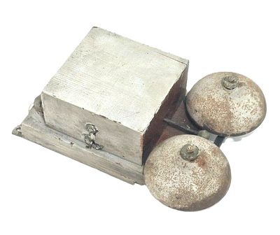 פעמון דלת קיר כפול ישן
פעמון מתחילת המאה הקודמת. בתוך תיבת עץ ישנה
אורך - 19 ס"מ
רוחב - 15 