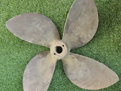 פרופלור ימי כבד חתום.
פריט ימי מדהים לאספנים. הפרופלור חתום בחותמת מוטבעת.
( הפרופלור כבד 