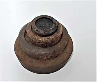 סט של ארבע משקולות ישנים
ארבע משקולות בגדלים שונים מסודרים האחד על השני לפי סדר גודלם ומשקלם. 