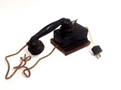 טלפון ישן לתליה תחילת המאה לערך
טלפון ישן מתחילת המאה הקודמת
אורך 15 ס"מ
רוחב 9 ס"מ 
רוחב 