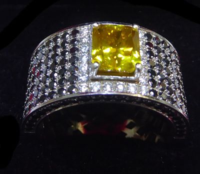 טבעת זהב לבן לגבר 14K קוטר 1.9 ס"מ ניתנת להקטנה והגדלה משקל 14.2 גרם דגם יחודי 1/1 עוצב ויוצר 