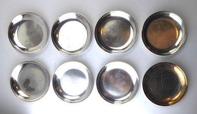 BRAUNSCHWEIG BOHRMANN סט 8 צלחות מתכת כבדות ואיכותיות חתומות עם ציפוי כסף כל צלחת במשקל 170 גרם 