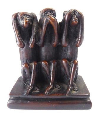 פסל שלושת הקופים מחומר יצוק מידות 10X8 ס"מ עומק 4 ס"מ