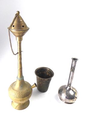 לוט 3 פריטי מתכת 1. גוף נרגילה ישן מפליז מידות 25X8 ס"מ 2. גביע מתכת עם עיטורי תבליט ציפוי כסף 