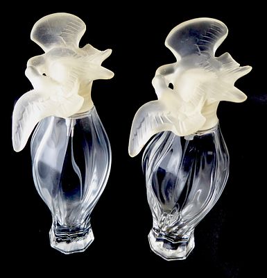 לוט 2 בקבוקי בושם מזכוכית של NINA RICCI PARIS
עם פקק בדמות שתי יונים מידות כל בקבוק 15X6 ס"מ
( 