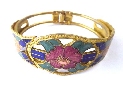 צמיד מתכת מיוחד עיטורי קלוזונה והזהבה סגירת קפיץ מיוחדת מודגמת בצילום קוטר 6 ס"מ