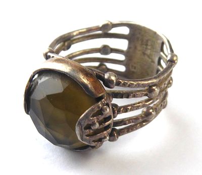 טבעת כסף גדולה ואיכותית במשקל 7.3 גרם עבודת יד של צורף עם שיבוץ אבן חן חתומה לכסף 925
