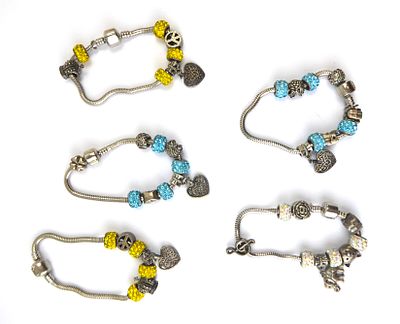 לוט 8 צמידים בסגנון CHARMS PANDORA הכוללים חאוזי מתכת בציפוי כסף עם אבני חן ותליונים