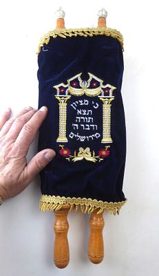 ספר תורה גדול מידות גובה 50 ס"מ מגולל על מוטות עץ חיים מעיל בד ריקמה מעוטרת האותיות זהב עמודים 