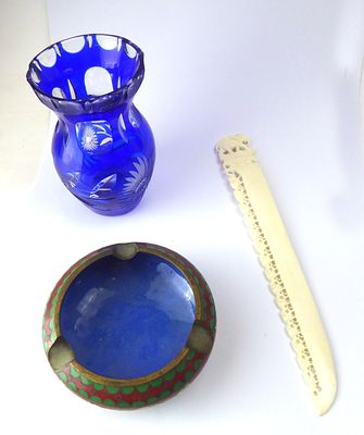 לוט פריטים 1. אגרטל קריסטל צ'כי קטן בגוון כחול 2. מאפרת קלוזונה אמייל על נחושת קוטר 8 ס"מ 