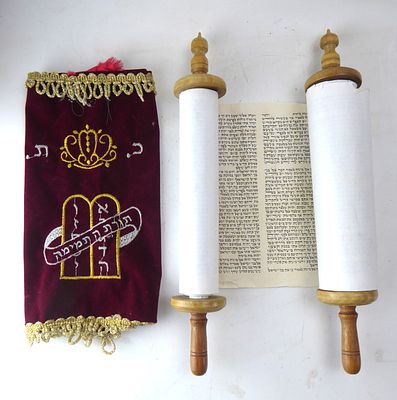 ספר תורה גדל מידות עם עצי חיים מעץ זית כיסוי קטיפה מידות 32X11 ס"מ מצב טוב מאוד