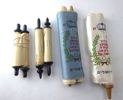 לוט 5 ספרי תורה קטנים לילדים גובה 15 16 ו22 ס"מ בהתאמה ישראליאנה שנות ה 70 חוסרים במוטות עץ החיים