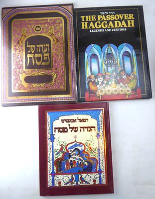 לוט 3 הגדות בפורמט מהודר דפי כרומו איכותיים איורים וציורים רבים כיתובים בזהב כריכות מהודרות מצב 