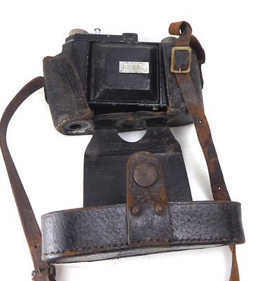 מצלמת KODAK רפלקס וינטג' מוקדמת בקופסת העור המקורית