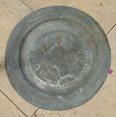מגש נחושת פרסי מרוקע עם דמויות חיות ואנשים קוטר 40 ס"מ