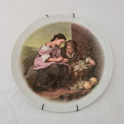 צלחת לתליה על הקיר עם איור של שתי נשים - צלחת וינטאג' נדירה
של חברת: BAREUTHER - BAVARIA GERMANY. 
