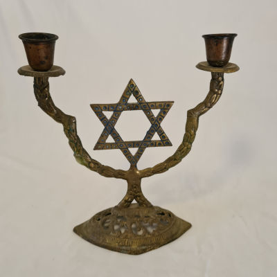 פמוט 2 קנים עם מגן דוד שצבוע בכחול
חתום: ISRAEL. רוחב: 18.5 ס"מ 
גובה: 19.5 ס"מ