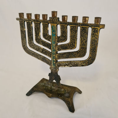 חנוכיה לנרות יפיפיה , השמש צבוע בירוק
חתום: MADE IN ISRAEL. רוחב: 18.5 ס"מ , גובה: 19.0 ס"מ